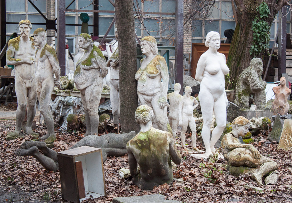 Weekend in Budapest - Naked People Statues Art