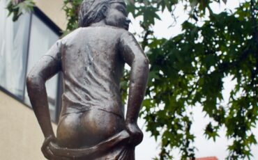 Get Mooned By Den Deugniet In Antwerp