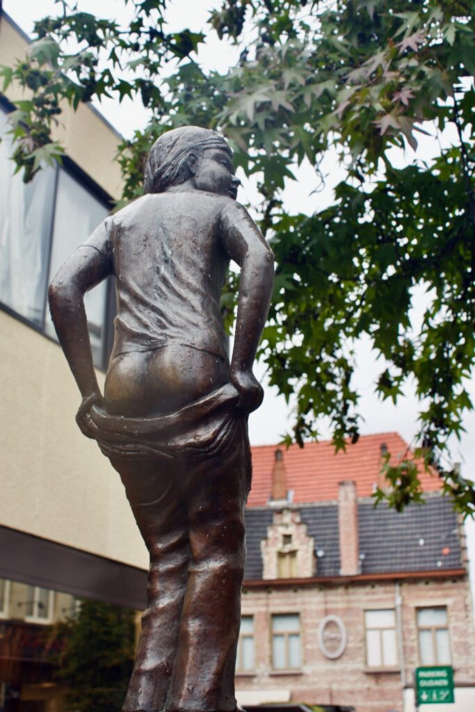Den Deugniet Antwerp - Strange Statues In Belgium