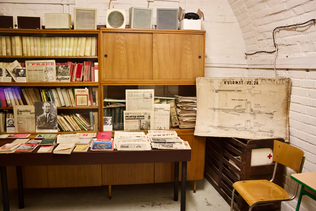 10 Z Shelter Brno Desk With Books