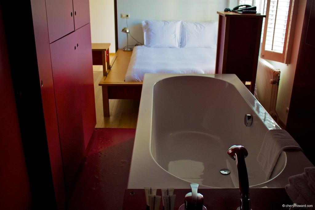 Lloyd Hotel Red Room Bathtub